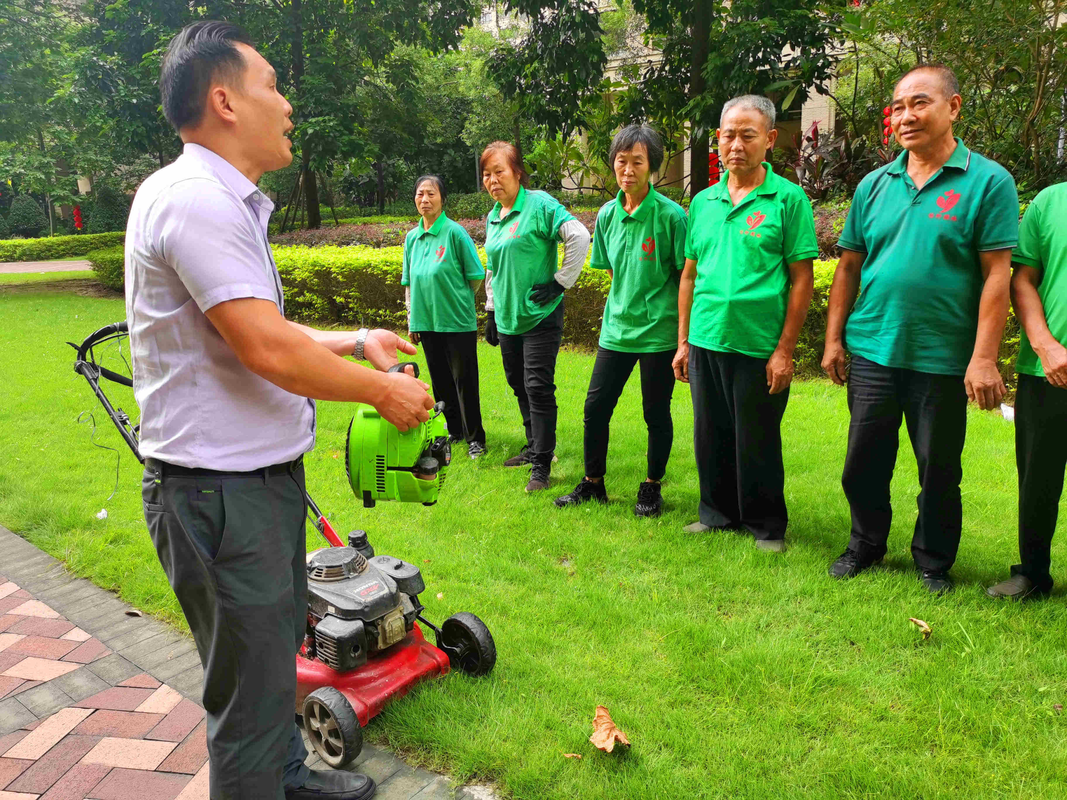 小區(qū)綠化養(yǎng)護機械操作要求