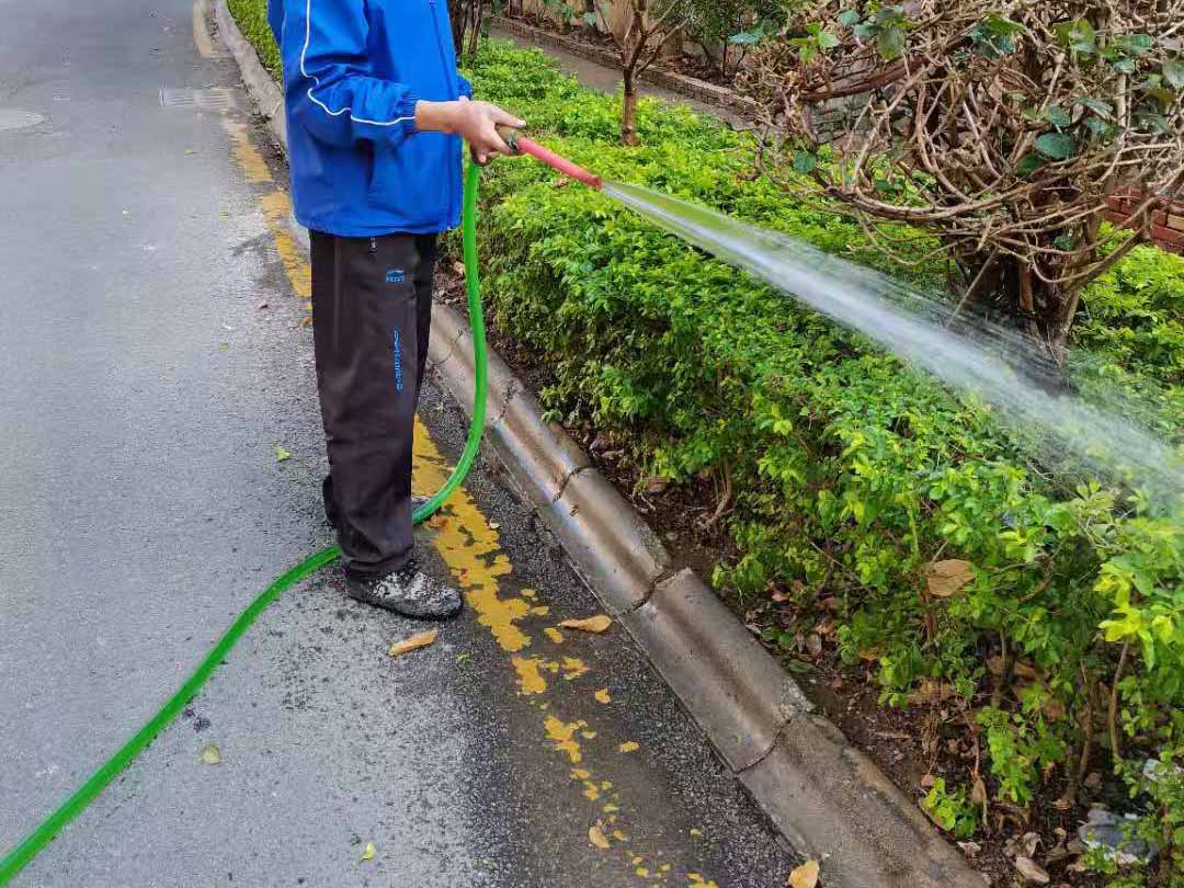 小區綠化養護澆返青水