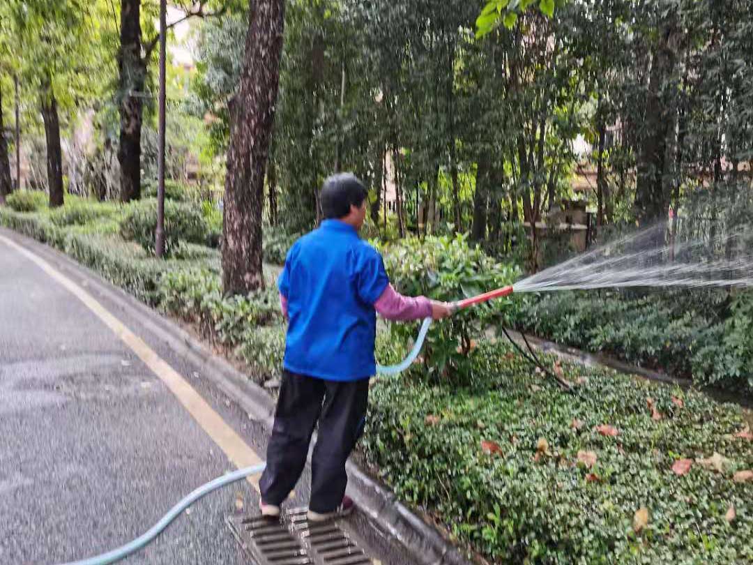 小區綠化養護澆水